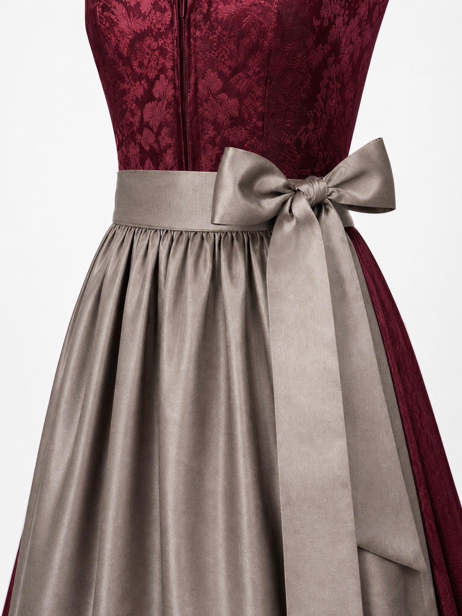 Dirndl Mathilda in Weinrot mit Taupe Schürze - Detailansicht Taille und Schleife