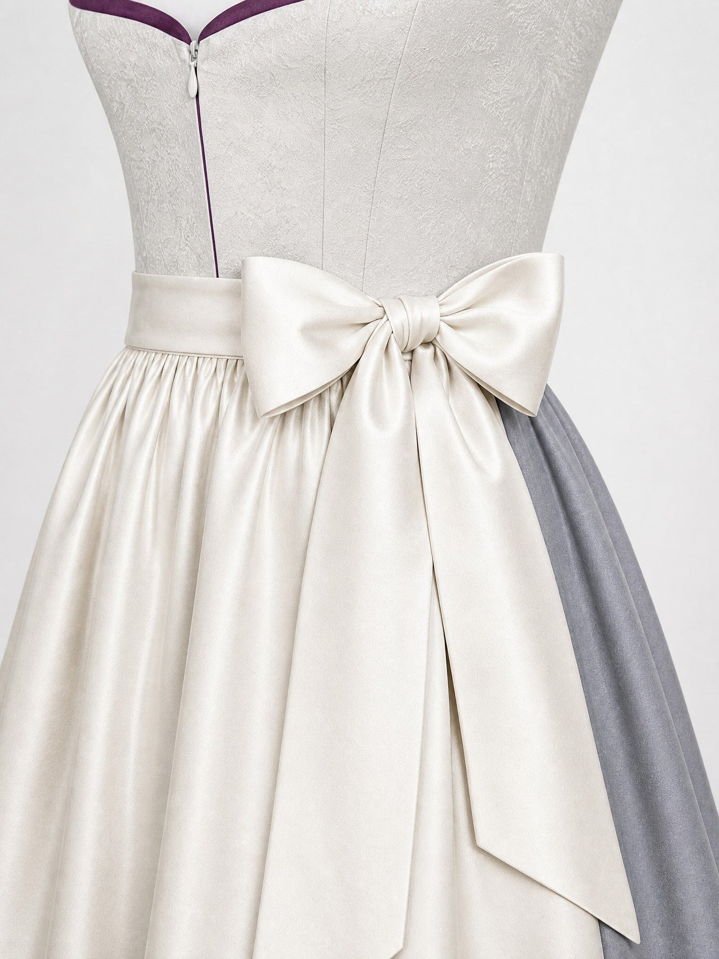 Dirndl Paula in Perlgrau mit Elfenbein Schürze - Detailansicht Taille und Schleife