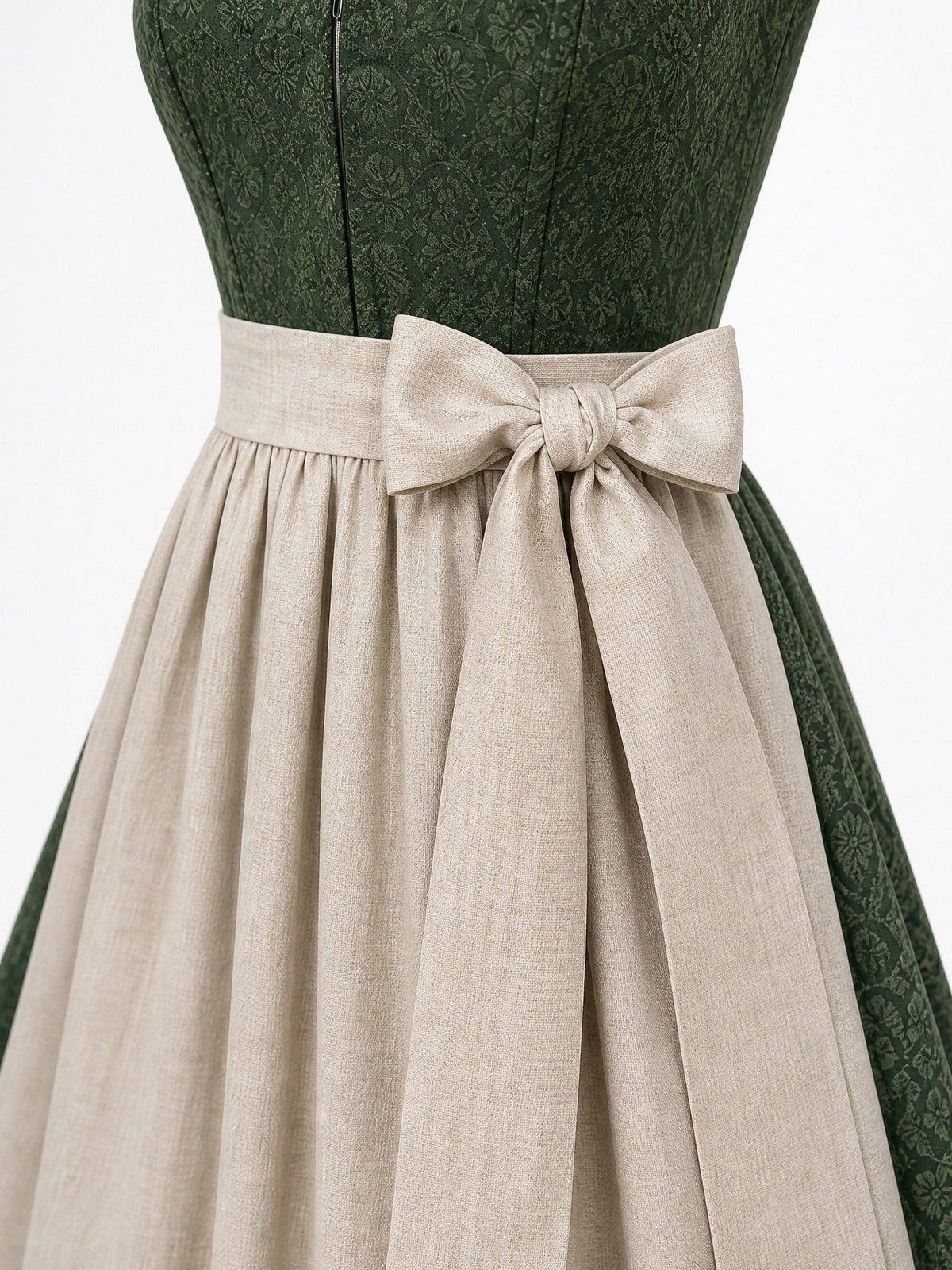 Dirndl Vera in Waldgrün mit Haferbeige Schürze - Detailansicht Taille und Schleife