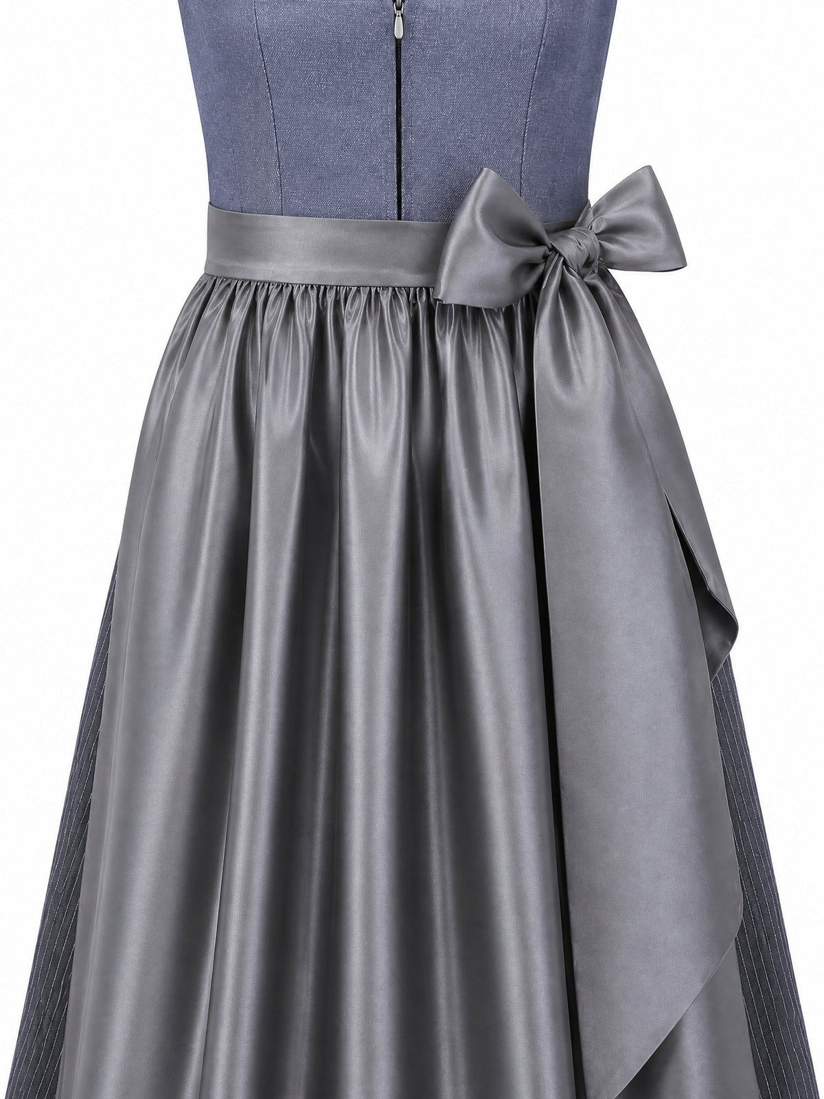 Dirndl Amelia in Stahlblau mit Sturmgrau Schürze - Detailansicht Taille und Schleife
