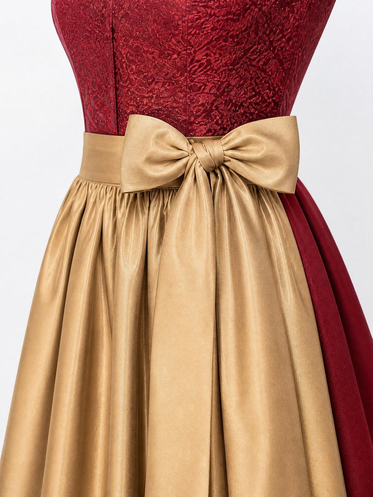 Dirndl Antonia in Cranberryrot mit Antikgold Schürze - Detailansicht Taille und Schleife
