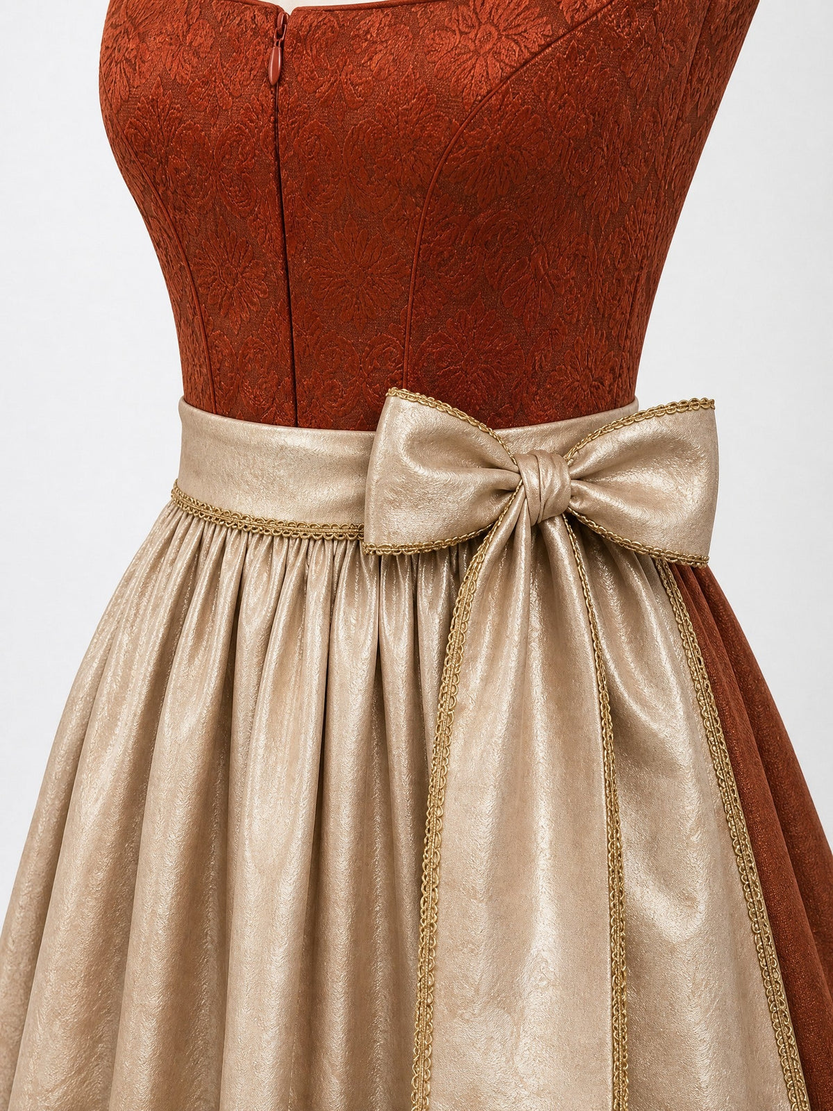 Dirndl Johanna in Sienabraun mit Champagner Schürze - Detailansicht Taille und Schleife