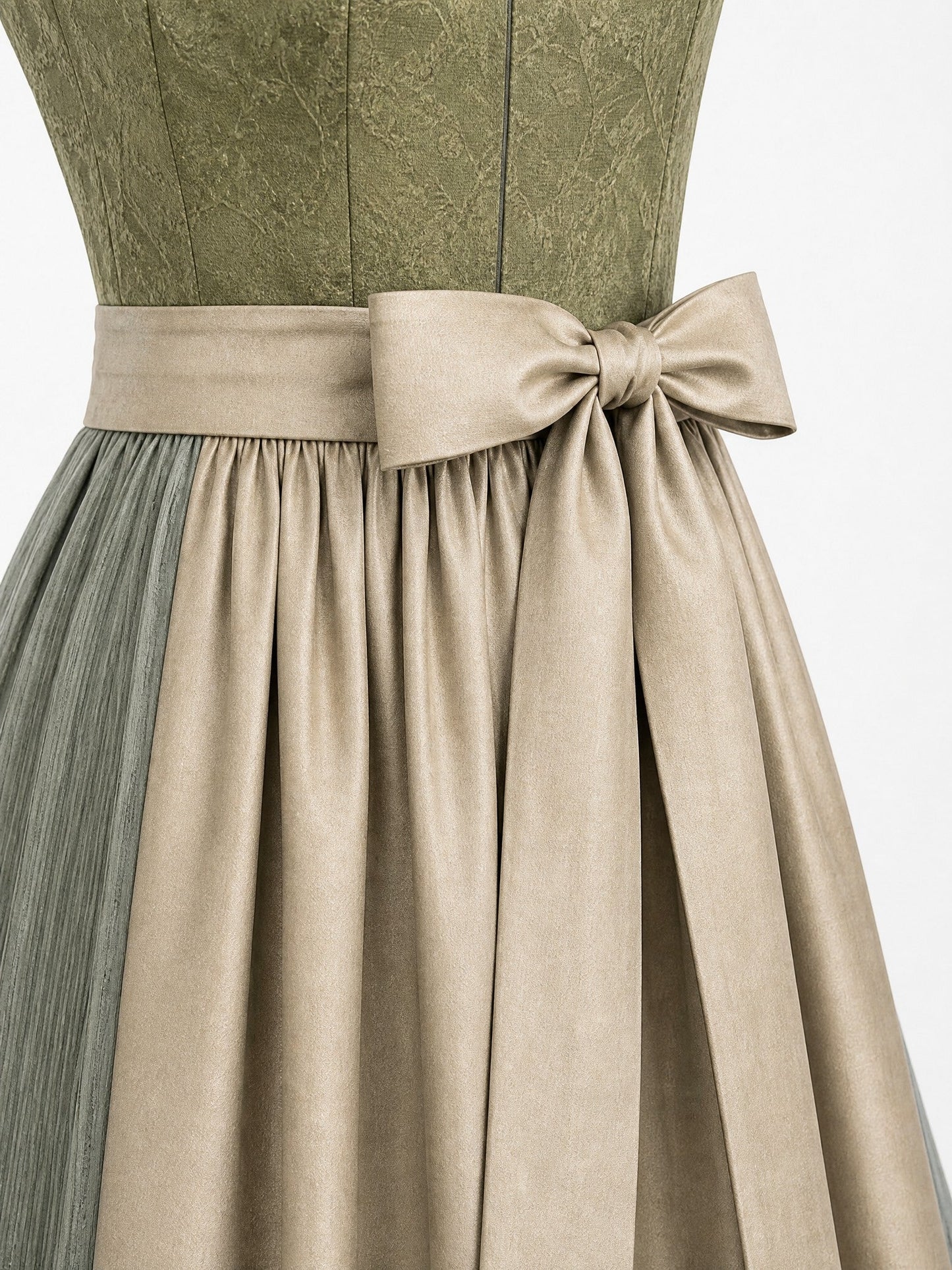 Dirndl Mathilda in Moosgrün mit Warmer Sand Schürze - Detailansicht Taille und Schleife