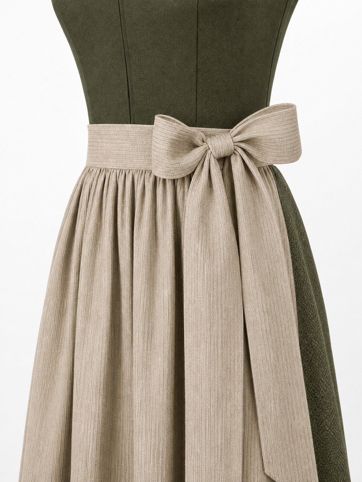 Dirndl Mia in Dunkeloliv mit Flachs Schürze - Detailansicht Taille und Schleife