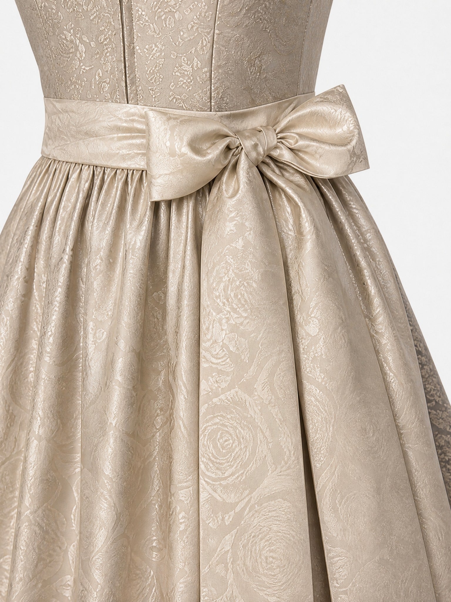 Dirndl Sina in Beigegrau mit Champagner Schürze - Detailansicht Taille und Schleife