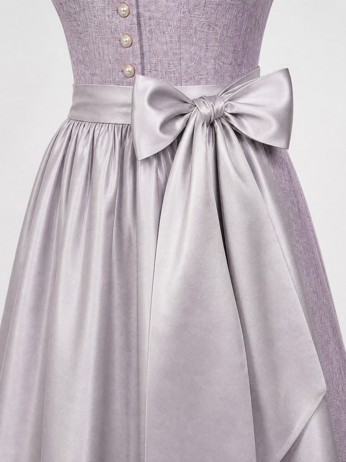 Dirndl Vera in Rauchflieder mit Perlgrau Schürze - Detailansicht Taille und Schleife