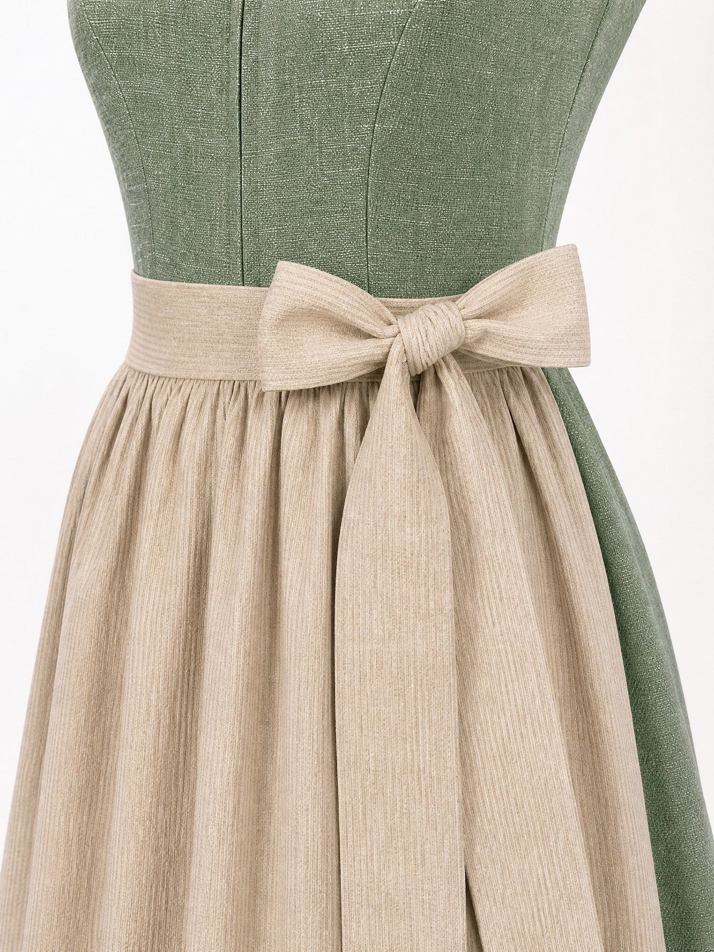 Dirndl Enna in Eukalyptusgrün mit Warmer Sand Schürze - Detailansicht Taille und Schleife