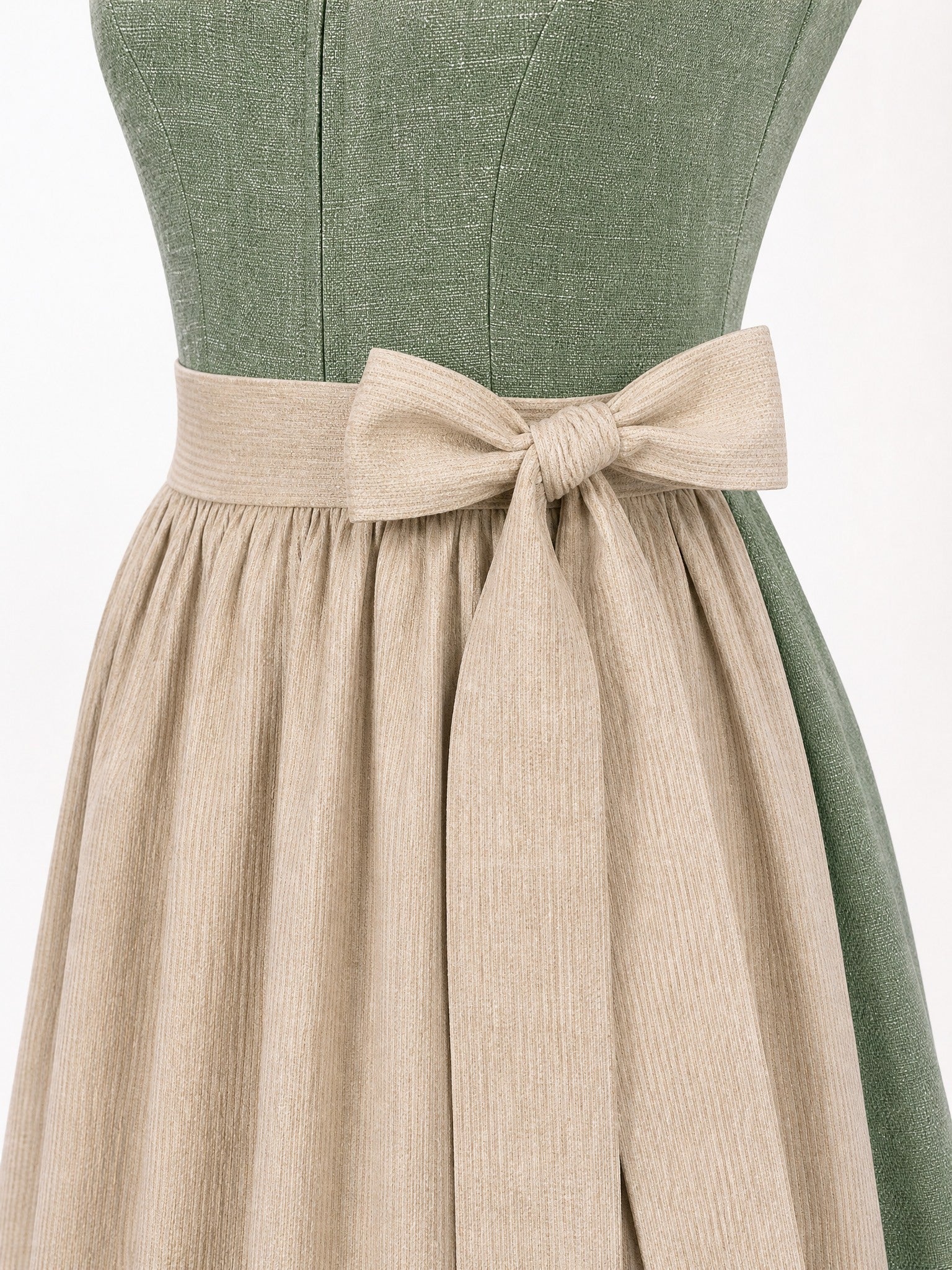 Dirndl Enna in Eukalyptusgrün mit Warmer Sand Schürze - Detailansicht Taille und Schleife