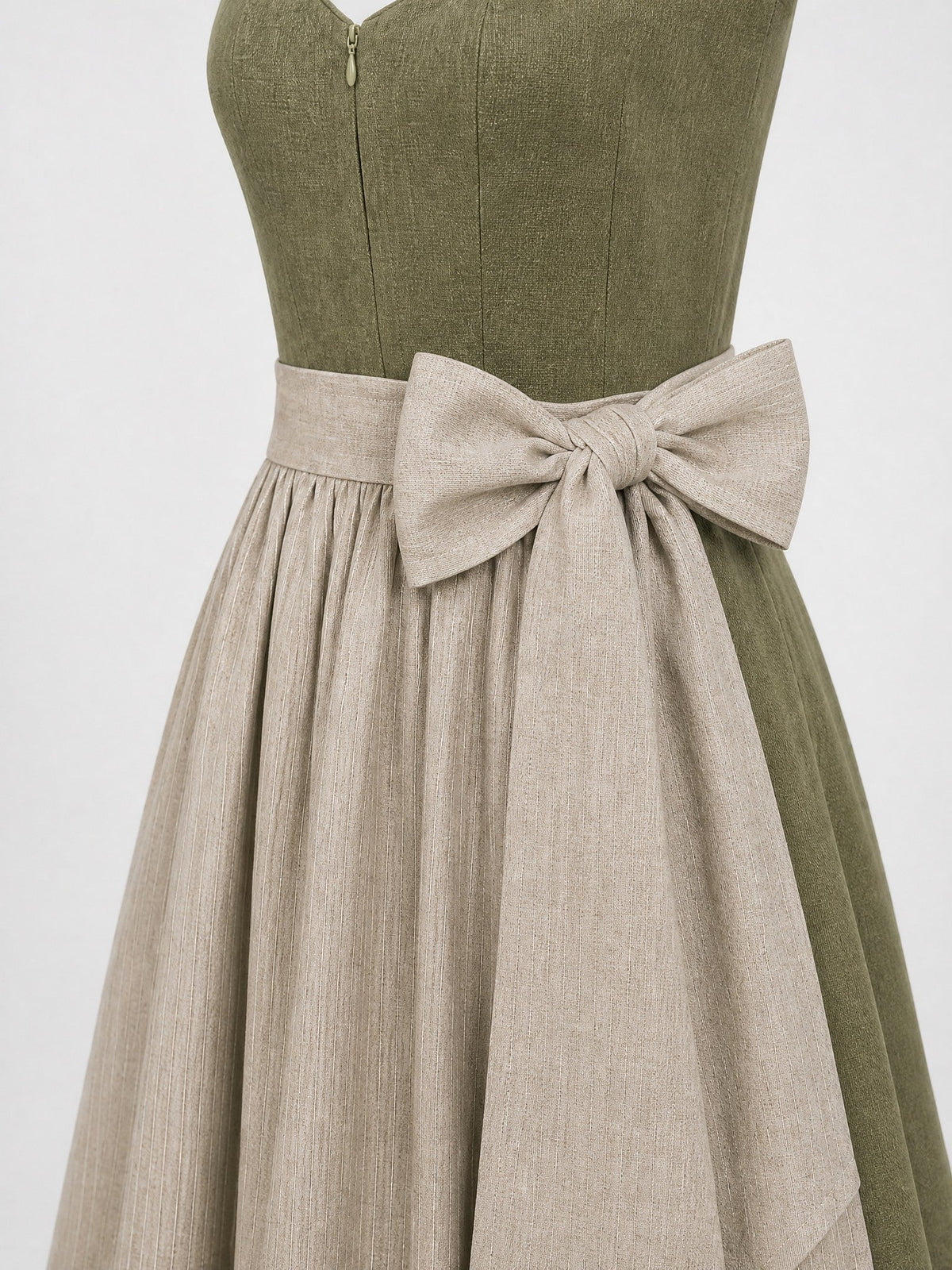 Dirndl Jana in Dunkeloliv mit Flachs Schürze - Detailansicht Taille und Schleife