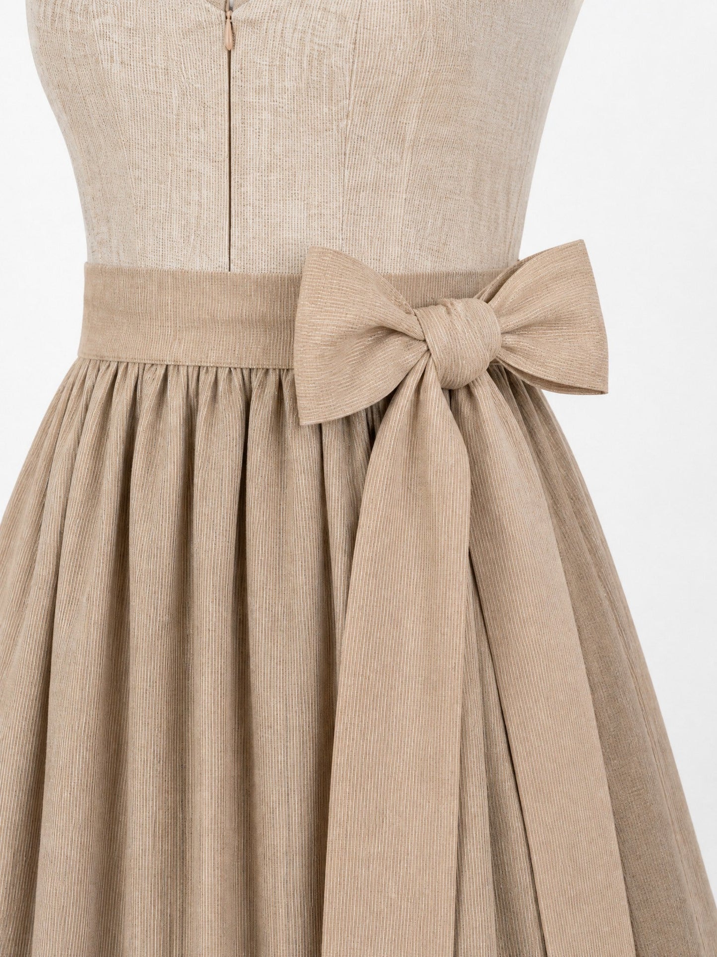 Dirndl Lia in Haferbeige mit Warmer Sand Schürze - Detailansicht Taille und Schleife
