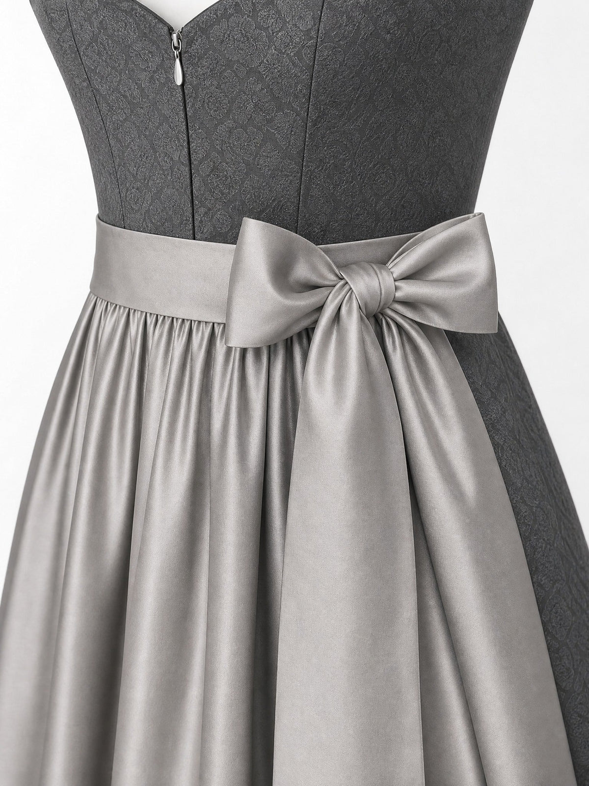 Dirndl Mina in Graphit mit Perlgrau Schürze - Detailansicht Taille und Schleife