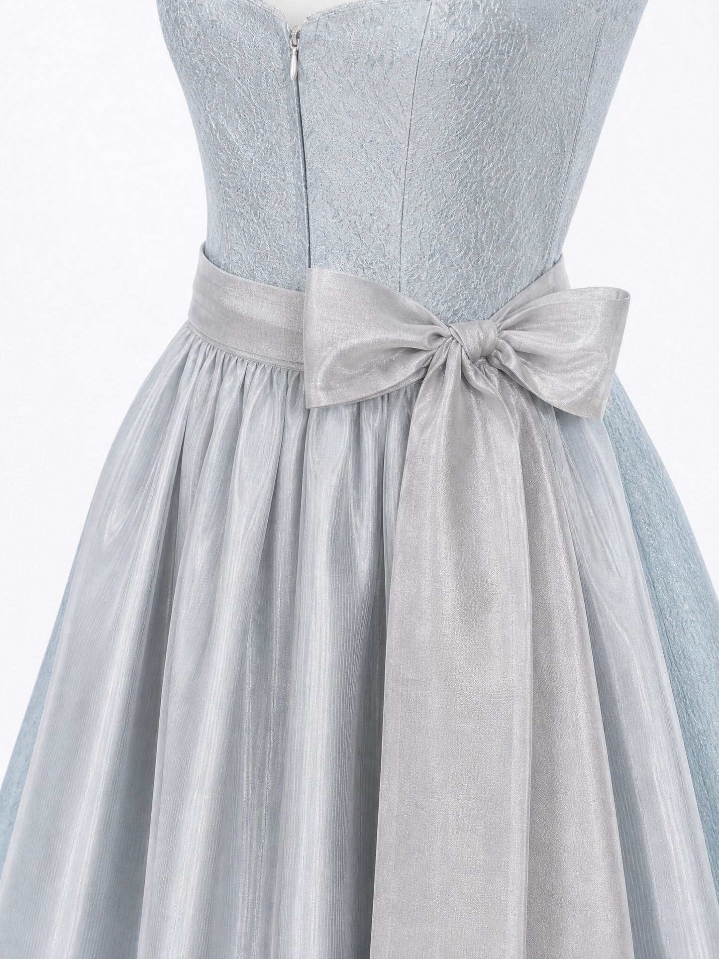 Dirndl Rosalie in Eisblau mit Perlgrau Schürze - Detailansicht Taille und Schleife