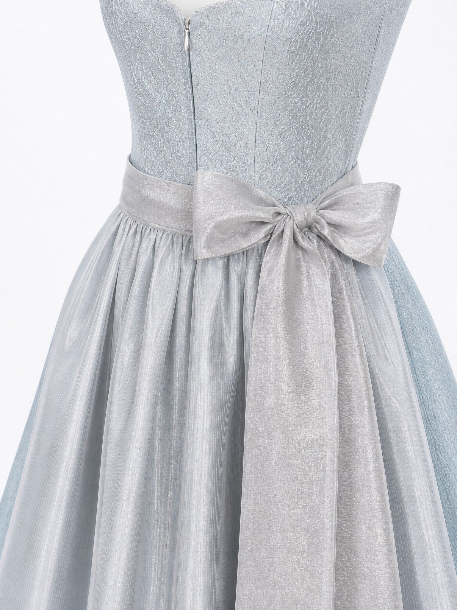 Dirndl Rosalie in Eisblau mit Perlgrau Schürze - Detailansicht Taille und Schleife