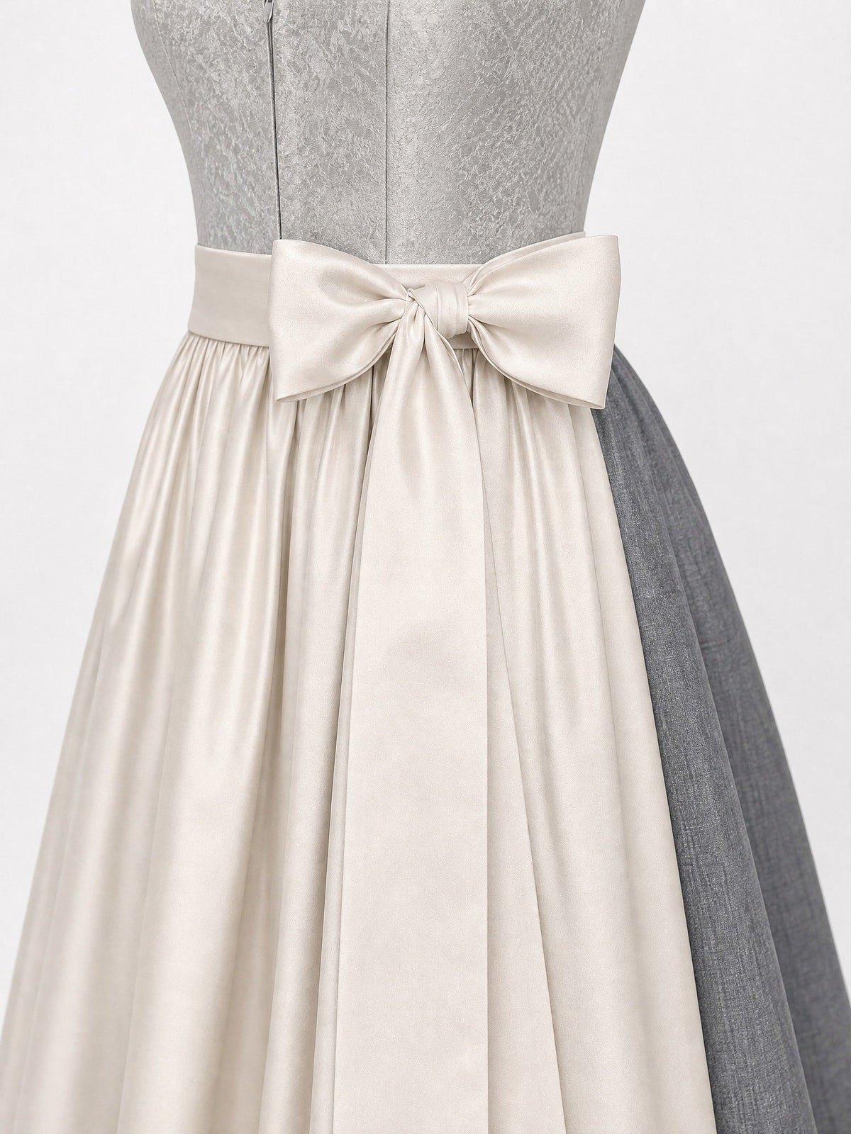 Dirndl Zoe in Perlgrau mit Elfenbein Schürze - Detailansicht Taille und Schleife