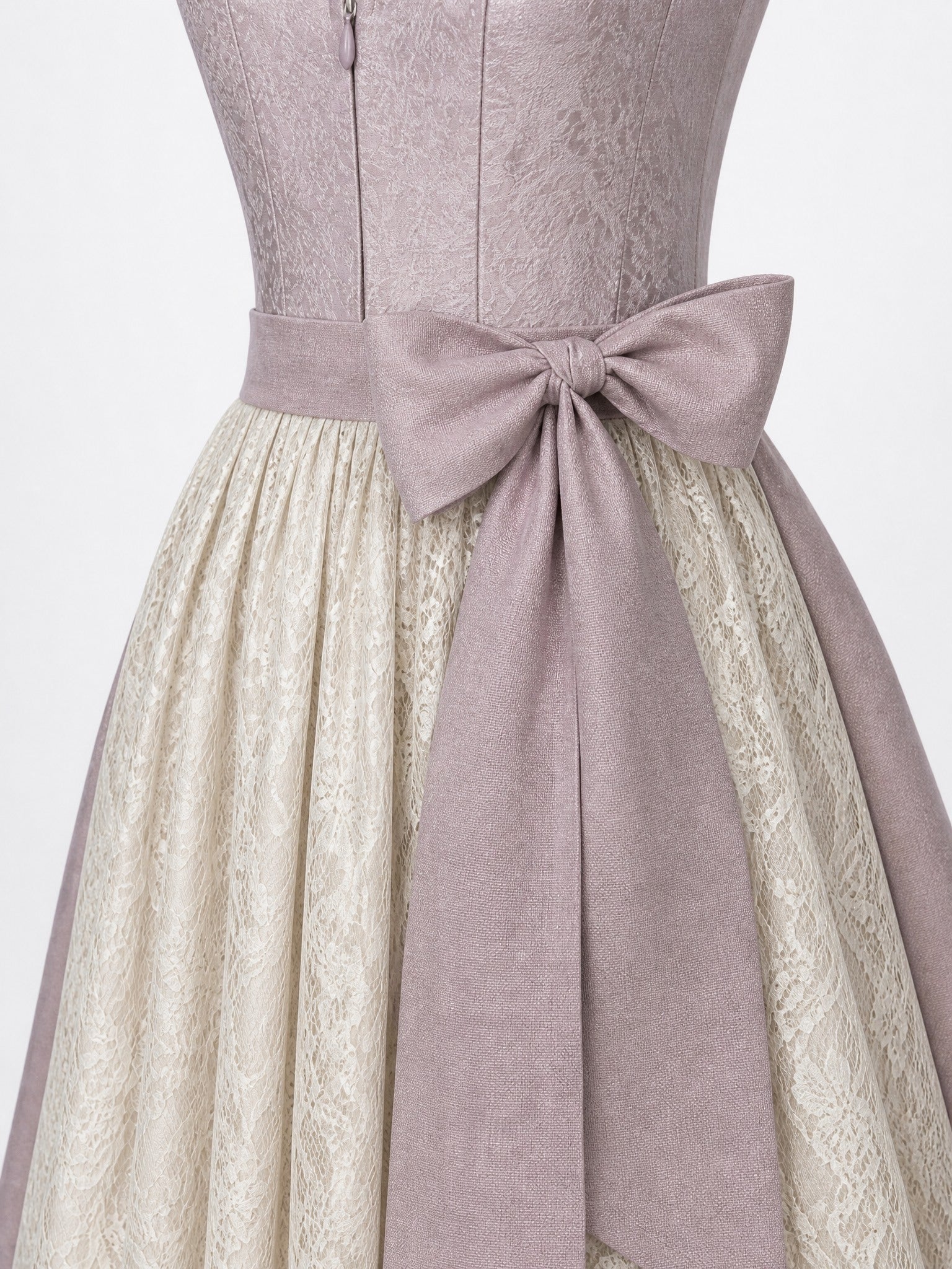 Dirndl Antonia in Alt-Lavendel mit Elfenbein Schürze - Detailansicht Taille und Schleife