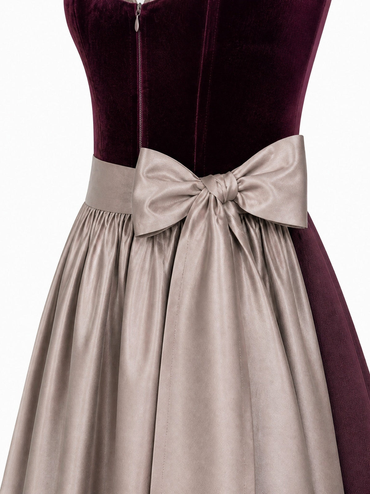 Dirndl Carolin in Brombeere mit Taupe Schürze - Detailansicht Taille und Schleife