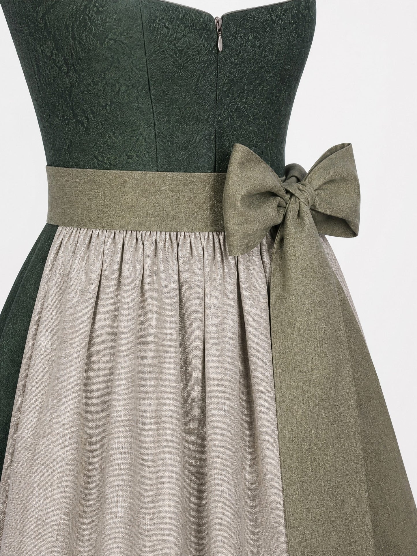 Dirndl Charlotte in Waldgrün mit Haferbeige Schürze - Detailansicht Taille und Schleife