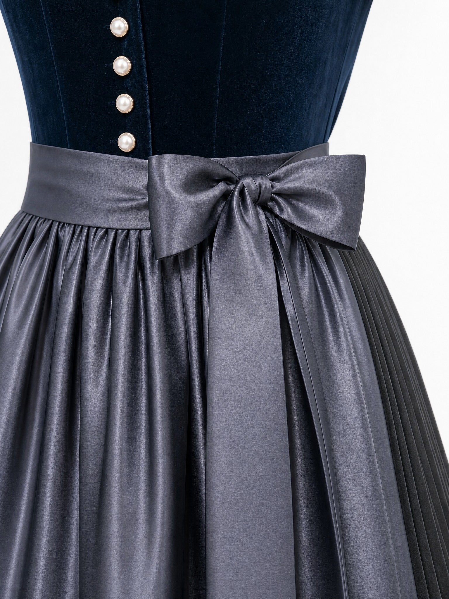 Dirndl Enna in Dunkelpetrol mit Schiefergrau Schürze - Detailansicht Taille und Schleife