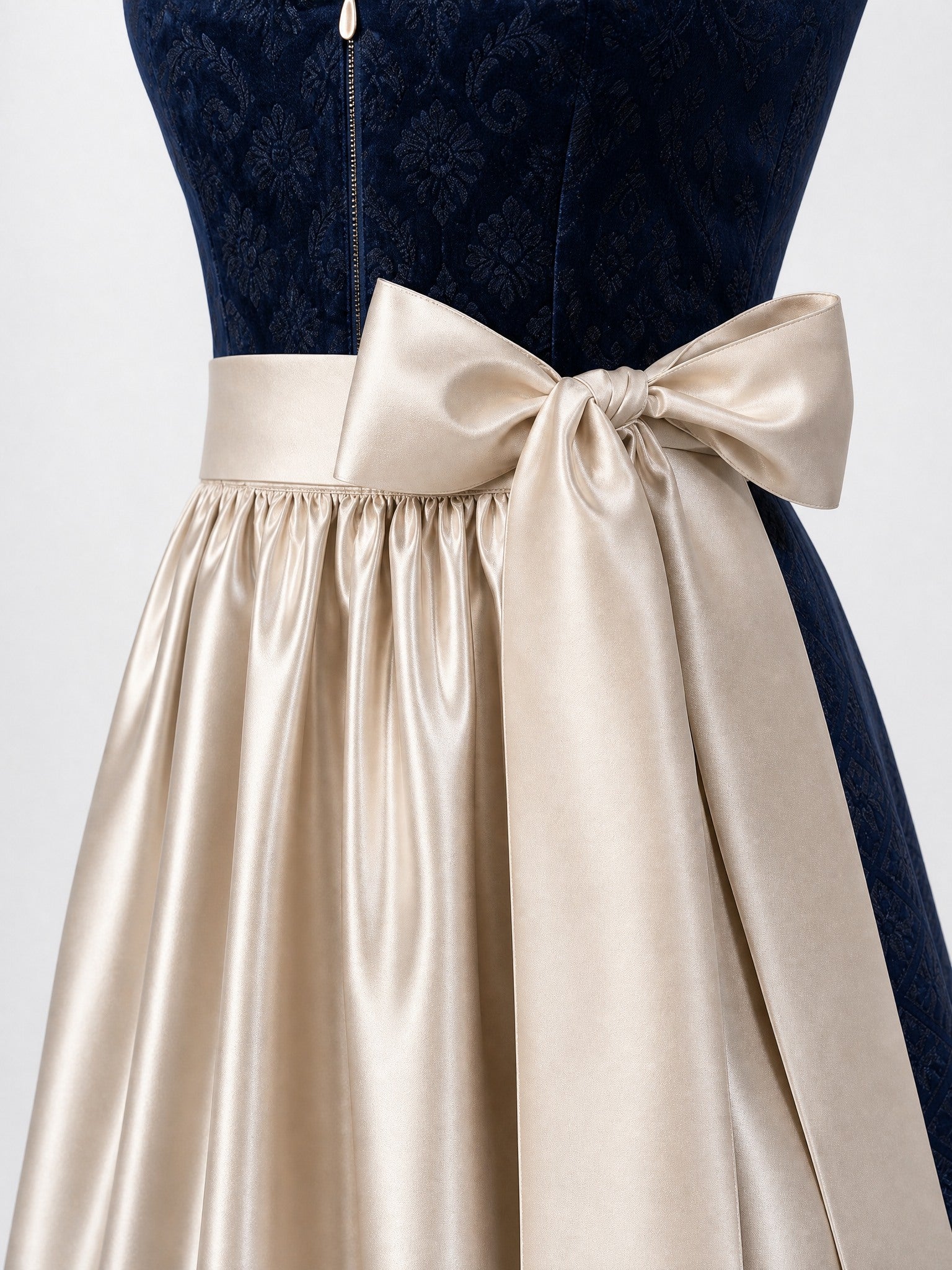 Dirndl Lena in Mitternachtsblau mit Champagner Schürze - Detailansicht Taille und Schleife