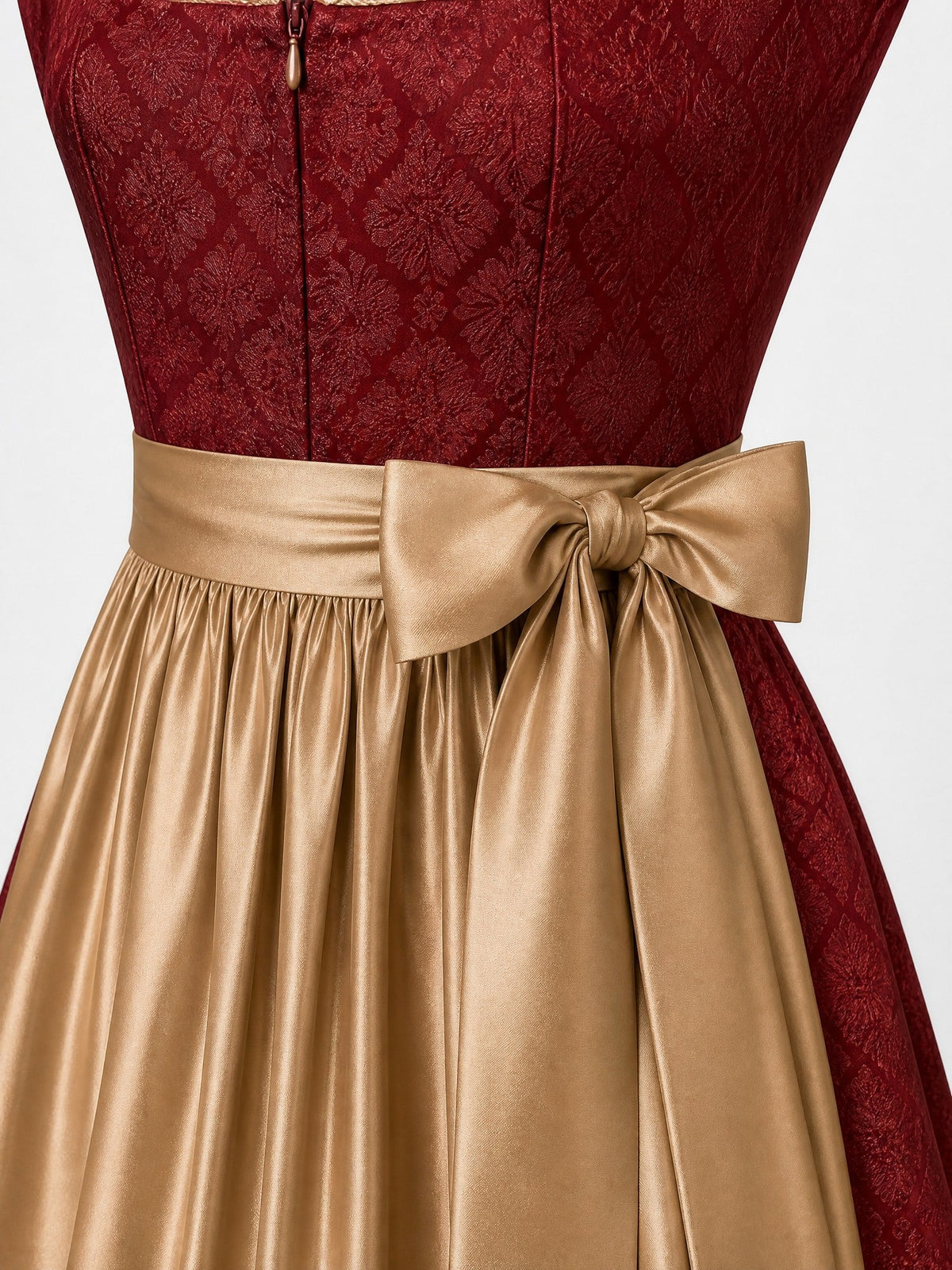 Dirndl Mia in Cranberryrot mit Antikgold Schürze - Detailansicht Taille und Schleife