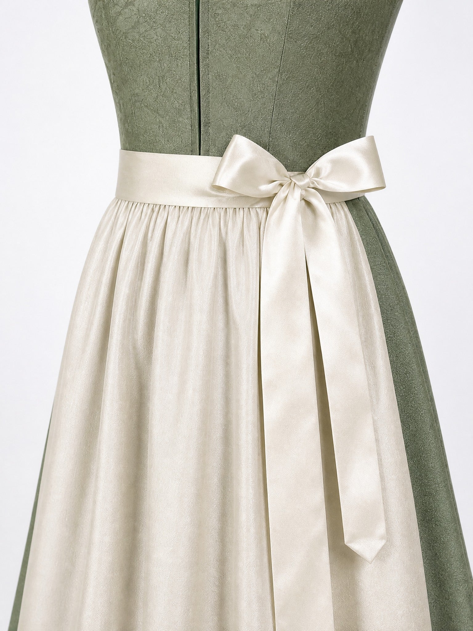 Dirndl Romy in Mineralgrün mit Elfenbein Schürze - Detailansicht Taille und Schleife