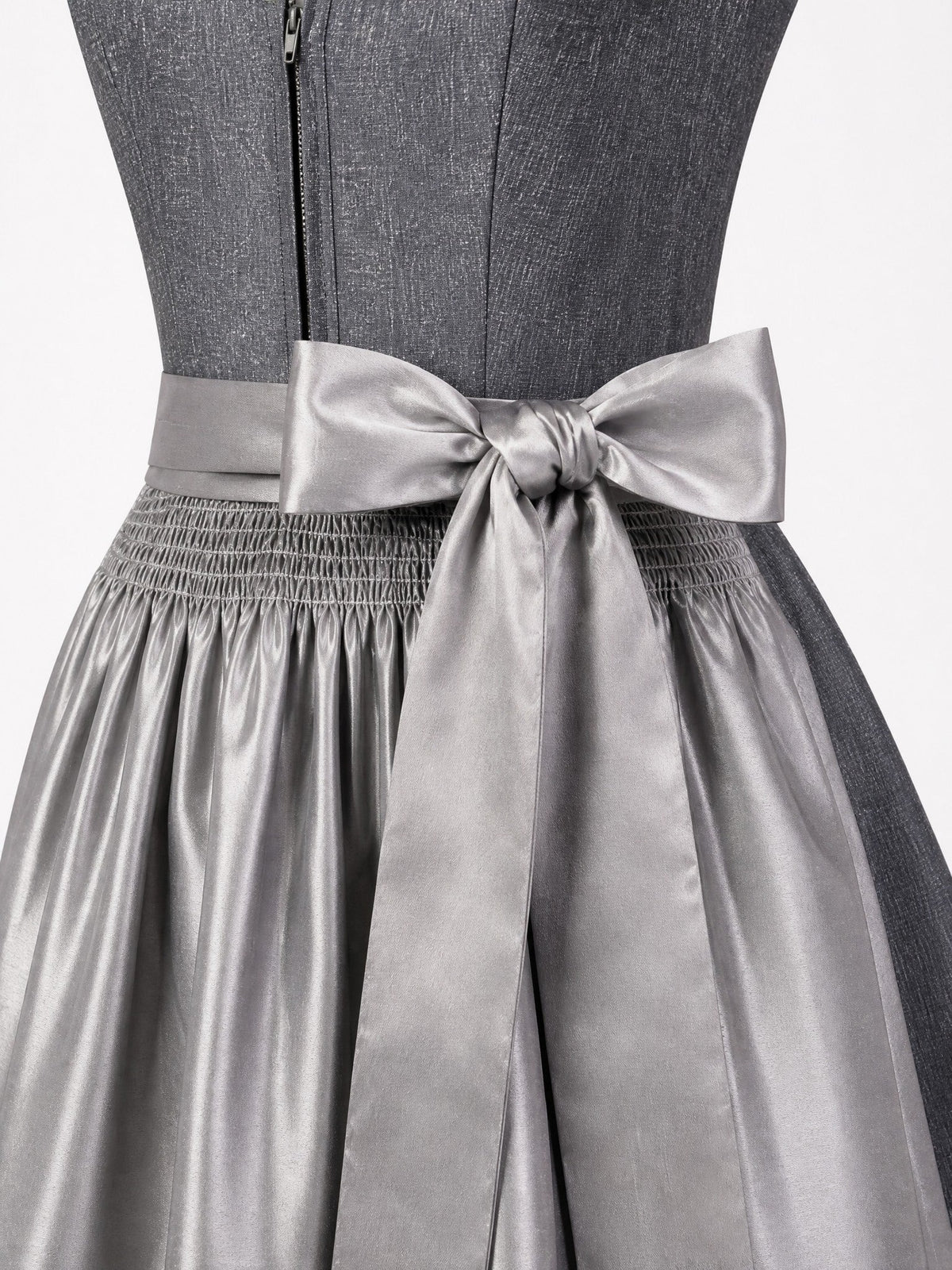Dirndl Sophia in Graphit mit Perlgrau Schürze - Detailansicht Taille und Schleife